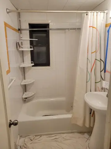 Small bathroom before the renovation